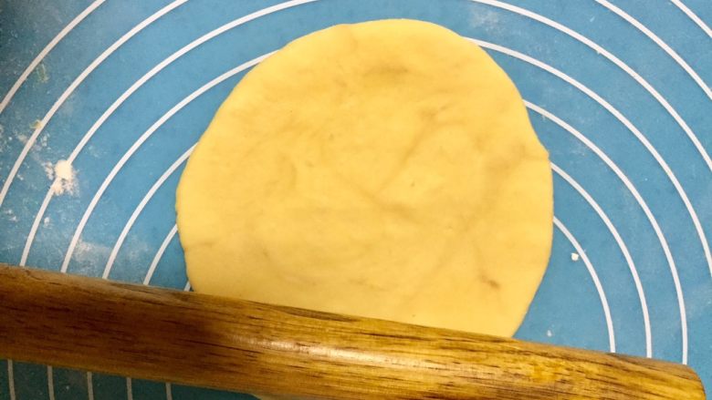 黄金奶香包,醒好的面团用擀面杖擀成椭圆形