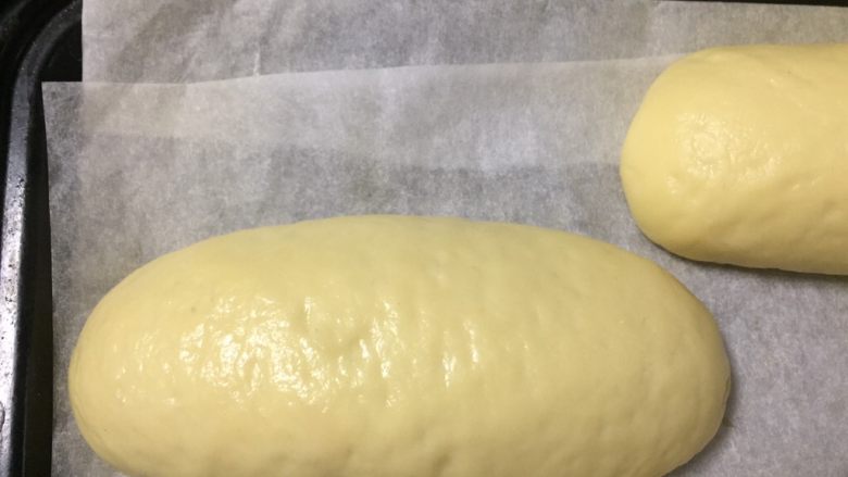 黄金奶香包,放在温暖的地方发酵至2倍大，放入烤箱中层150度18分钟，中途需要观察上色满意后加盖锡箔纸