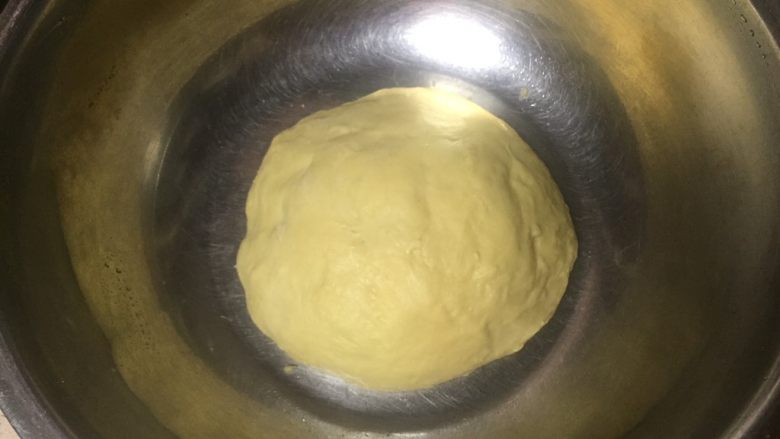 黄金奶香包,取出面团放入盆里，盖上保鲜膜在温暖处发酵