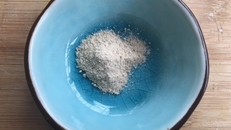 盐焗鸡翅（家常版）,蘸碟加入半勺盐焗鸡粉。