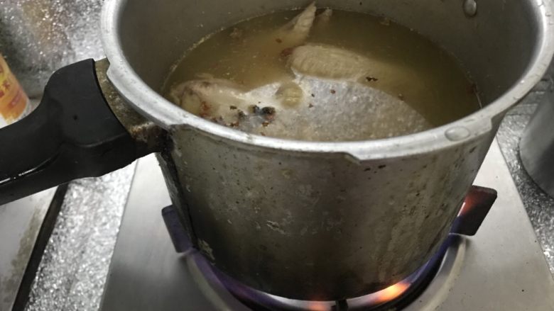 盐焗鸡翅（家常版）,盖上盖子，（我用高压锅是虚盖盖子的，不上压力）大火煮开后调小火煮25分钟，不要翻动太多次，外皮特别容易破。