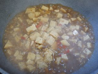 软嫩鲜香豆腐,撒上小米椒翻炒均匀即可。