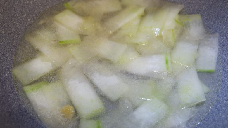 冬瓜银耳汤,添入适量高汤或者清水。