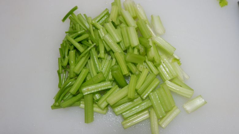 芹菜烧粉条,切成小段。