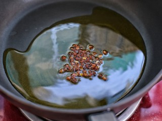 凉拌脆爽黑木耳,锅中放适量食用油烧至五成热，用小火炒香花椒粒