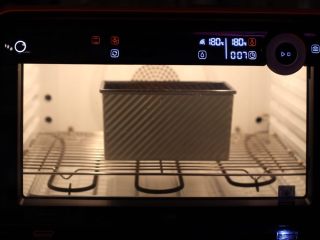 红薯吐司,烤箱预热180度，将二发后的面团刷一层蛋液入烤箱180度烘烤40分钟。