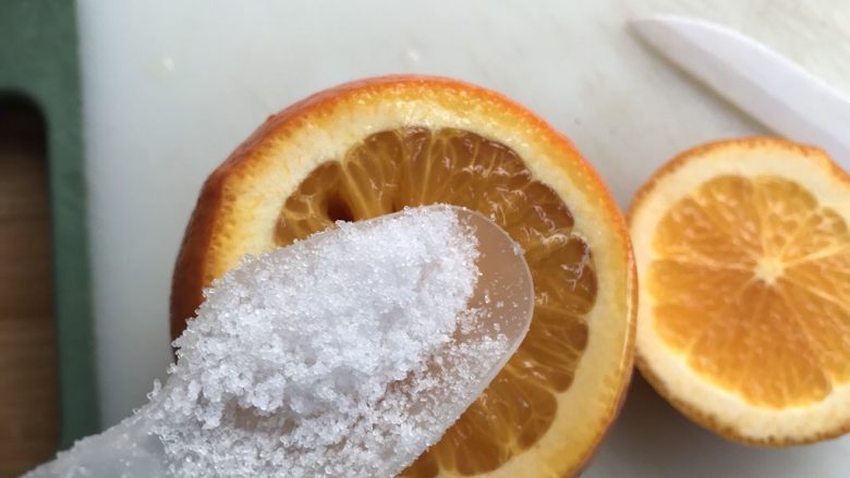 盐蒸橙子（止咳功效）,加入食盐。