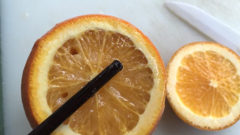盐蒸橙子（止咳功效）,用筷子插入和抹平辅助盐进入橙子肉中。