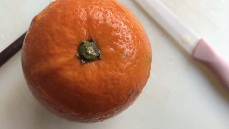 盐蒸橙子（止咳功效）,盖上橙子盖。