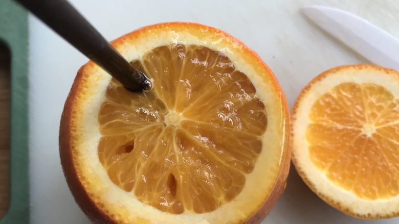 盐蒸橙子（止咳功效）,用筷子不停地把橙子肉插散。