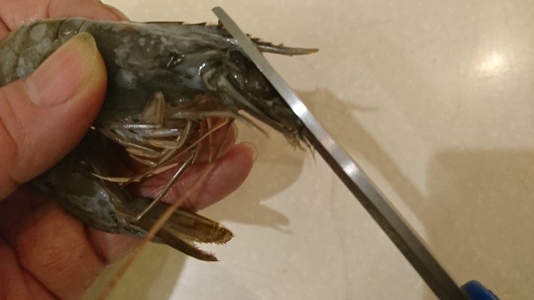 盐焗大虾,剪掉虾头上的刺跟须