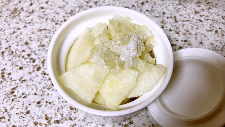 冰糖炖梨,捣碎的黄冰糖放在梨肉上面，盖上炖盅盖