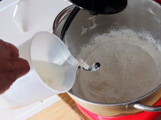 粗粮长棍面包,温水37度左右，发酵粉加入温水中孵化几分钟。启动厨师机再倒入发酵液。