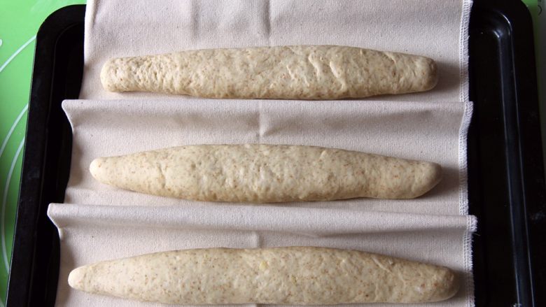 粗粮长棍面包,再这里说一下，我用发酵帆布的，可以折叠中间隔离。这种方法出来的效果更好。