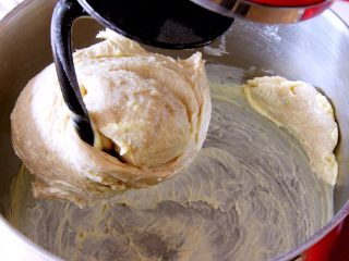 粗粮长棍面包,为了方便大家学习，拍了一张加黄油后的照片，黄油都黏在底部和桶上。
