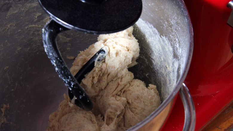 粗粮长棍面包,开始搅拌时，黄油和面团混合，厨师机桶都黏面团。