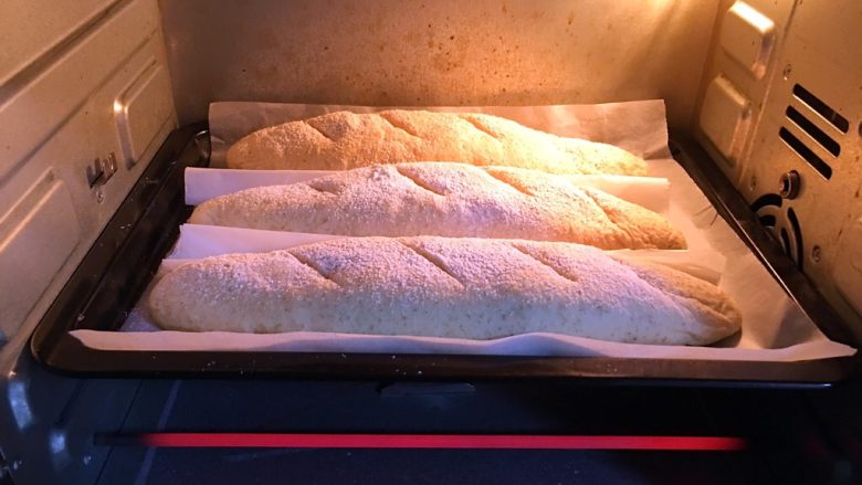 粗粮长棍面包,烤箱预热至180度，烤盘送入烤箱，烤制时间20分钟。