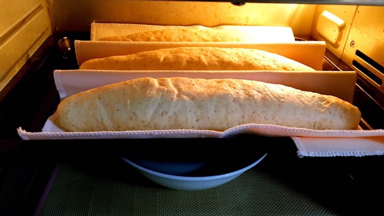 粗粮长棍面包,面团发酵开始蓬发。