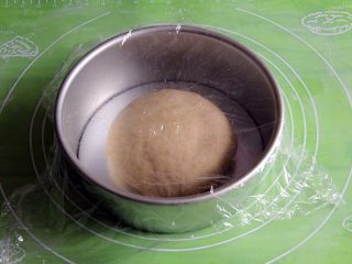 粗粮长棍面包,稍微整理一下，滚圆放入模具中，盖上保鲜膜。