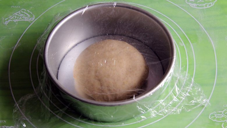 粗粮长棍面包,稍微整理一下，滚圆放入模具中，盖上保鲜膜。
