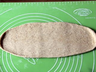 粗粮长棍面包,把面团擀成30公分的土圆形。
