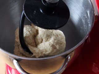 粗粮长棍面包,厨师机用二档速度搅拌，几分钟后就结团。