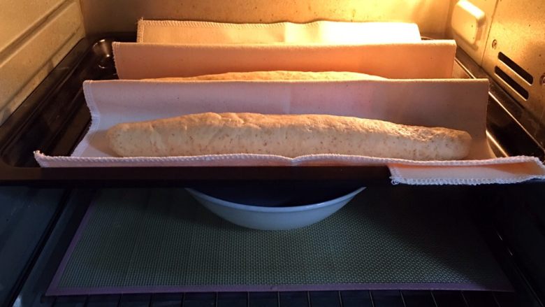 粗粮长棍面包,同样送入烤箱二次发酵，底部放热水，发酵时间60分钟，30分钟换热水。