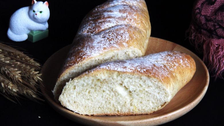 粗粮长棍面包,冷却后可以切开，尝一尝味道了，感觉粗粮的面包健康而美味可口。