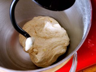 粗粮长棍面包,黄油逐步渗透到面团中，越搅拌，面团越光滑。搅拌时间也是20分钟。