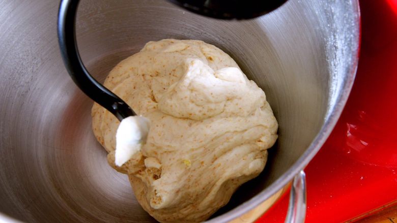 粗粮长棍面包,黄油逐步渗透到面团中，越搅拌，面团越光滑。搅拌时间也是20分钟。