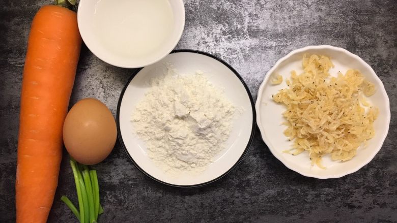 胡萝卜虾皮鸡蛋饼,准备好所有食材