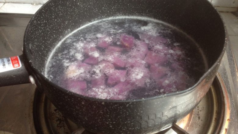紫淮山汤圆,锅里的400克清水烧开后，将紫淮山从水中捞起放入