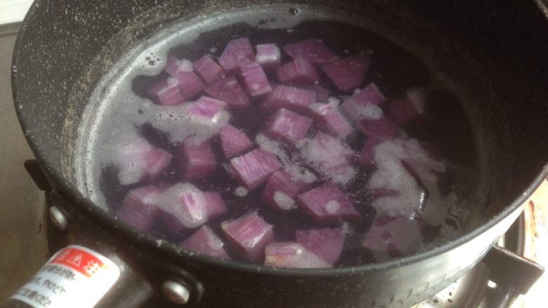 紫淮山汤圆,煮熟