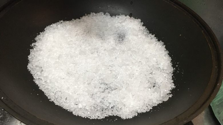 盐焗大虾,找一支不怕干烧的锅，莎莎妈是用报废的😂粗盐平铺放上去