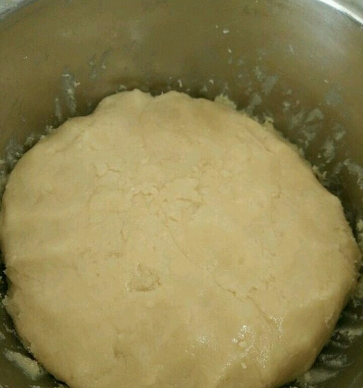五仁馅月饼,翻拌到看不见干粉，盖上保鲜膜静置一个小时。