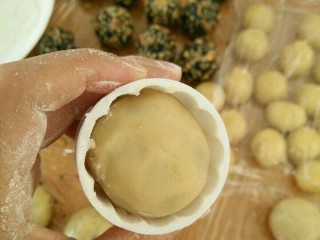 五仁馅月饼,月饼模具放熟粉进去转一圈，再倒出来。手上沾点熟粉也把月饼坯抹一下，然后放到模具里。