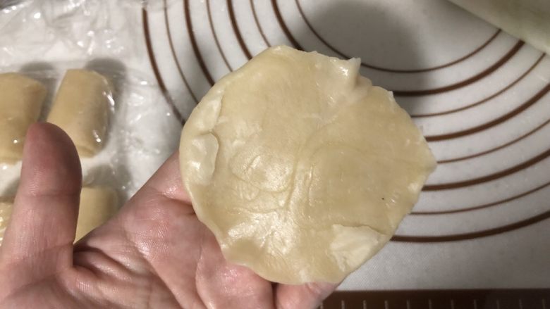 椒盐芝麻牛舌饼,用擀面杖擀成边缘稍薄的圆皮