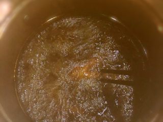 豉汁凤爪,把老抽腌制过的鸡爪用油炸一下、
炸大概1-2分钟左右捞出
待油温上来 再复炸一次2-3分钟左右
