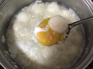 桂花甜酒汤圆,加入一只鸡蛋，轻轻搅拌。