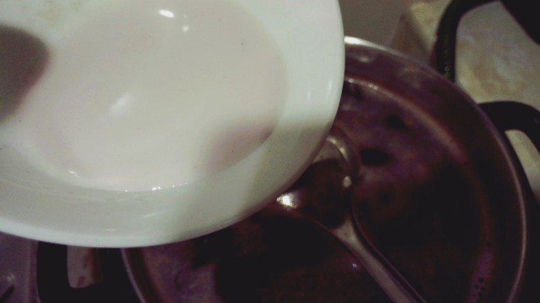 椰奶红豆芋圆,红豆汤咕嘟大泡时，水藕粉倒入红豆汤中，边倒边搅