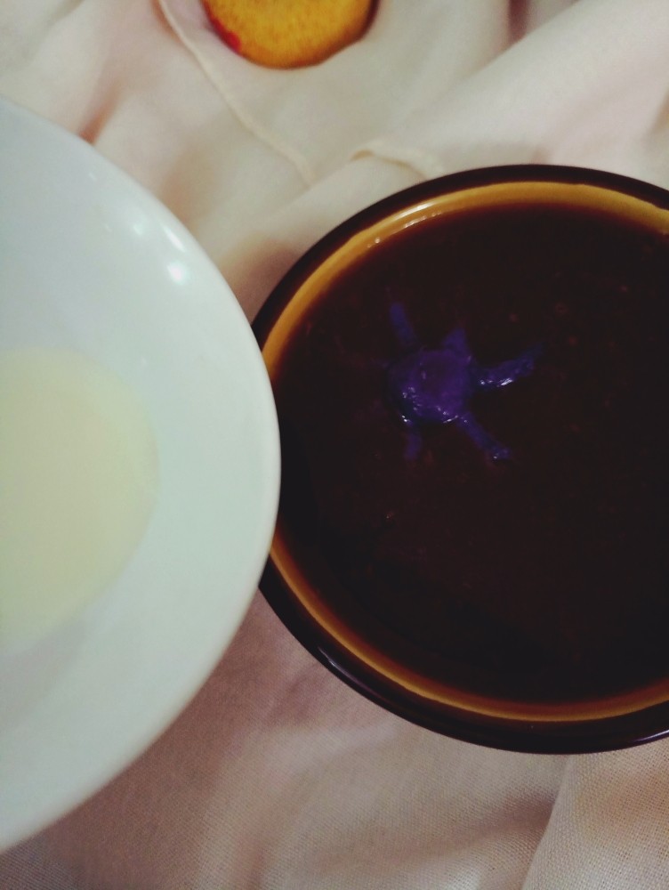 椰奶红豆芋圆,沿着碗边缓缓倒入。不用椰奶，家里有桂花糖的加入一勺桂花糖也是极好
