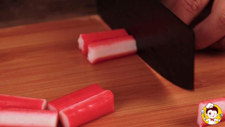 蟹黄豆腐,<a style='color:red;display:inline-block;' href='/shicai/ 65238'>蟹柳棒</a>对半切小段备用。