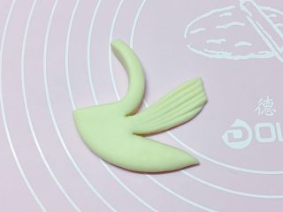 双天鹅花馍,用刀背压出翅膀的花纹，如上图。