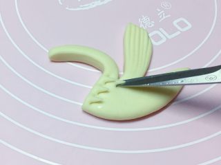 双天鹅花馍,拿小剪刀剪出天鹅的羽毛，如上图。