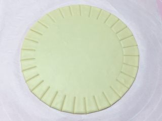 双天鹅花馍,拿个圆形模具，在圆饼的中央位置轻轻压个印，再用刀在面饼的周围切出长宽一致的条。