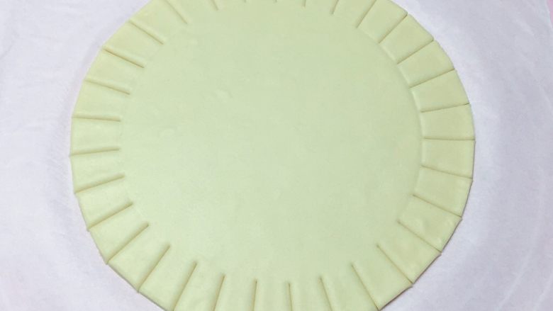 双天鹅花馍,拿个圆形模具，在圆饼的中央位置轻轻压个印，再用刀在面饼的周围切出长宽一致的条。