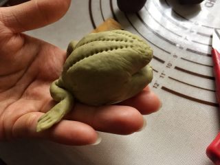 青蛙造型馒头,用剪刀剪出青蛙嘴