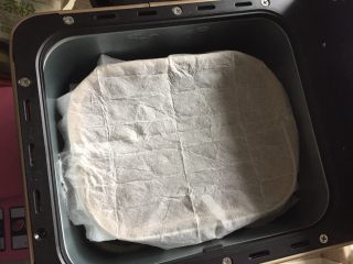 青蛙造型馒头,取一张厨房纸巾吸湿挤掉多余水分，盖在面包桶上