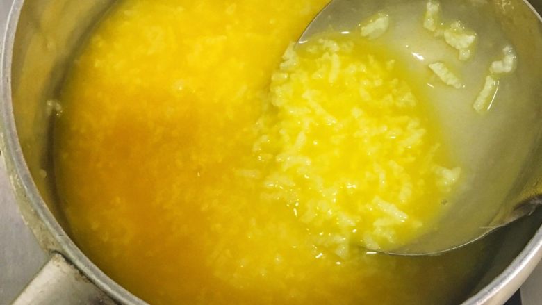 宝宝辅食8M➕：南瓜蛋黄十倍粥,煮两分钟后出锅