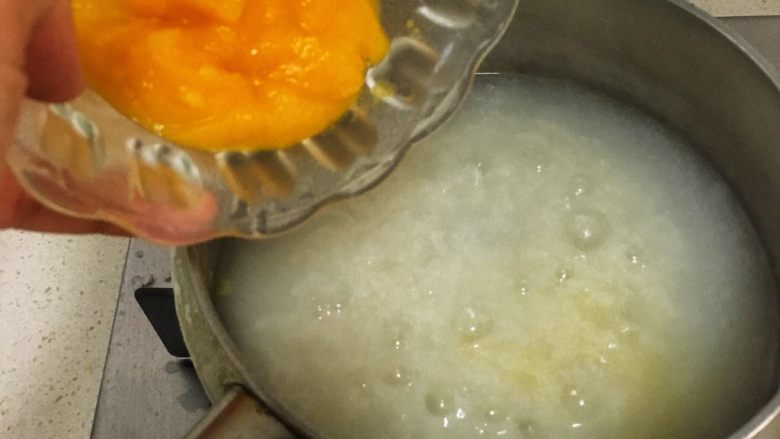 宝宝辅食8M➕：南瓜蛋黄十倍粥,此时大米粥已经基本上煮好，将南瓜泥倒入粥中一起煮